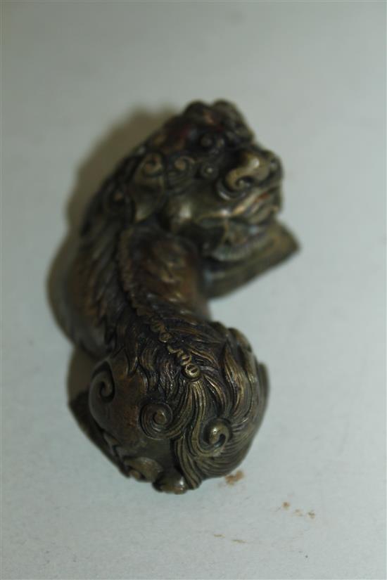 A Chinese bronze lion-dog scroll weight, 19th century, 7cm